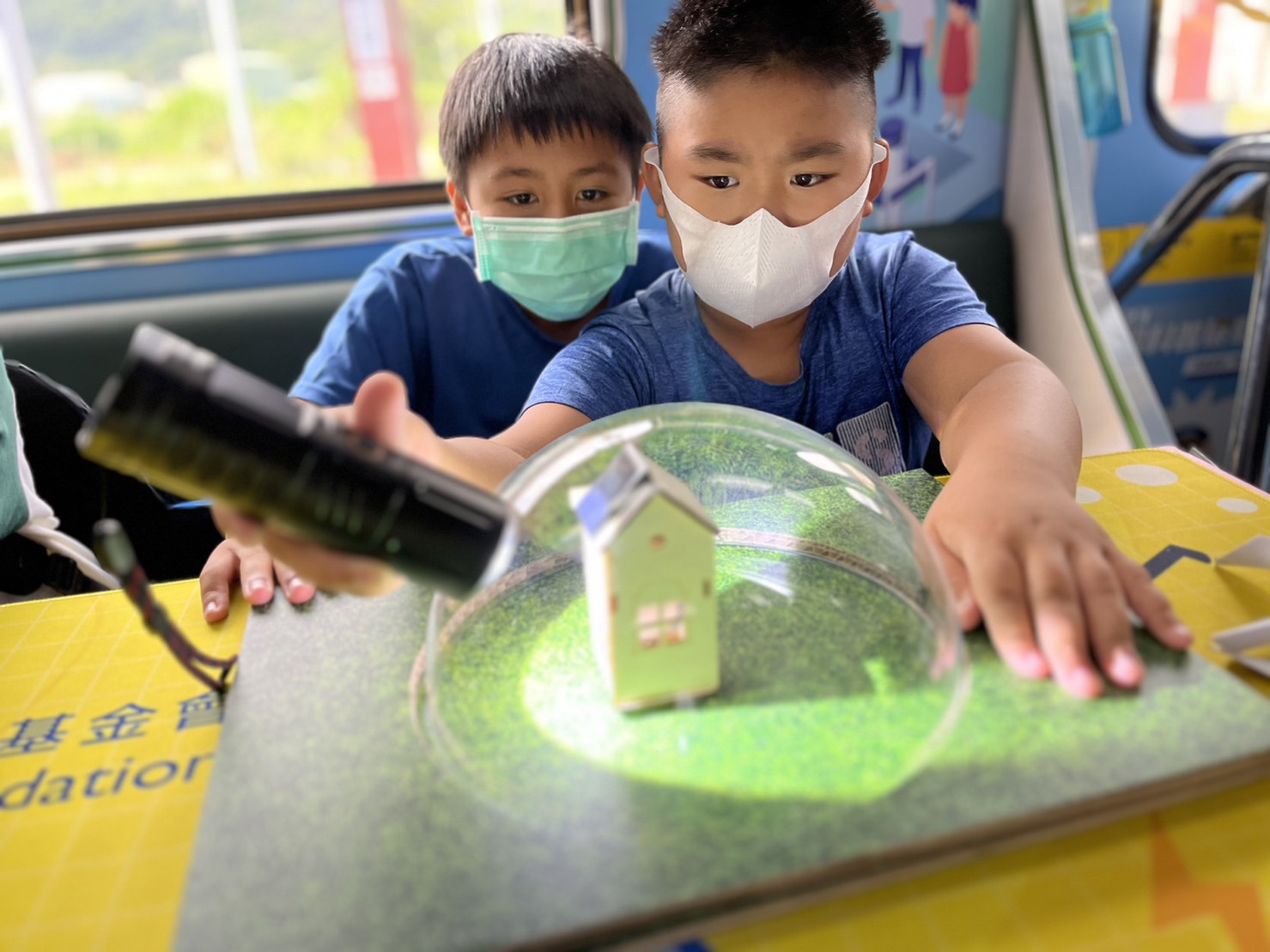 多多28平台參與基礎科學主題車廂，以STEAM教學精神，設計「逐日科學家」、「太陽能工程師」以及「淨零建築師」三大能源科普課程和實驗